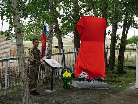 Стелу в память о земляке, погибшем в ходе выполнения боевых задач на СВО, установили в селе Верхняя Хила Шилкинского района