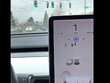 Автомобили Tesla научили останавливаться на светофорах