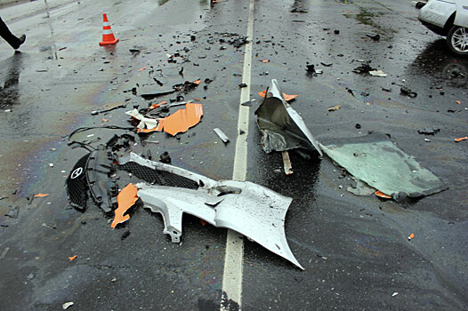 Шесть машин столкнулись в Бишкеке - одна упала на бок