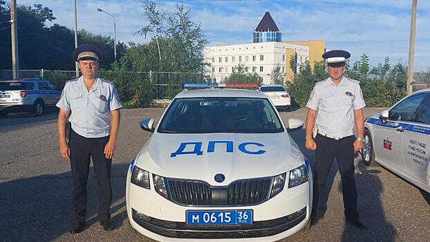 В Воронежской области автоинспекторы доставили в больницу ребёнка с тяжёлой травмой пальца левой руки