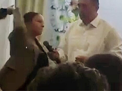 Юрист рассказала, что грозит женщине за бросок ботинком в мэра на Сахалине