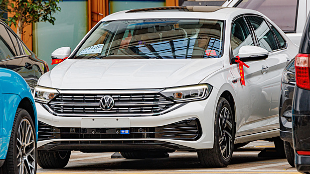 Volkswagen Jetta нового поколения впервые заметили на тестах