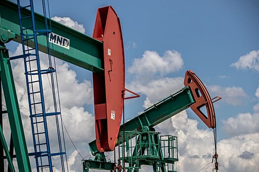 Цены на нефть ускорили падение до 2% из-за статистики из Китая