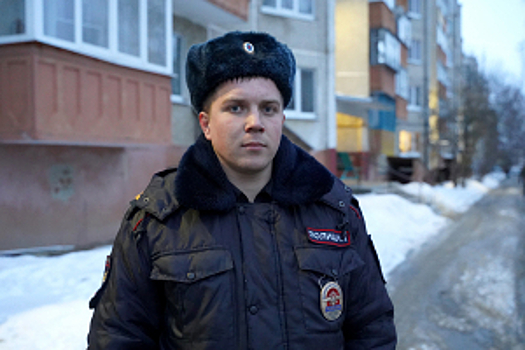 В Липецкой области сотрудник полиции на руках вынес женщину из охваченного огнем жилого многоквартирного дома