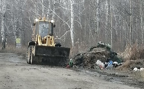 Кучи мусора вывозят с кладбища в Оби после экскурсии депутатов