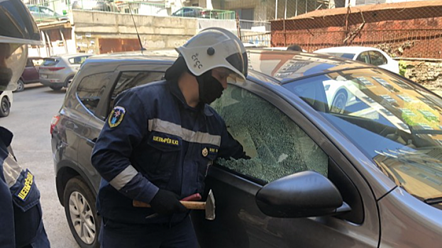 На Радищева двухлетний ребенок заперся в машине. Спасателям пришлось выбить стекло