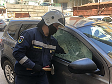 На Радищева двухлетний ребенок заперся в машине. Спасателям пришлось выбить стекло