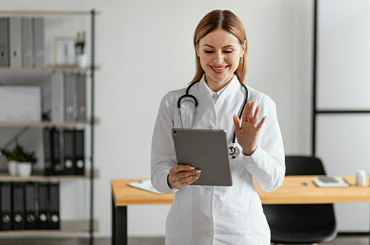 В России фельдшерам и акушерам предложили платить как врачам. Почему