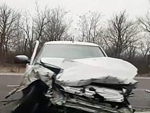 На трассе Минеральные Воды — Невинномысск столкнулись Lada Priora и Mercedes-Benz (видео)