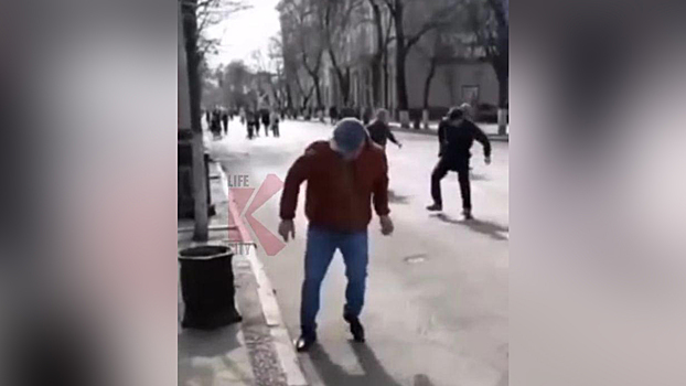 "Время пострелять": в центре Краснодара девушка выпустила из денежного пистолета 1000 долларов на радость прохожим