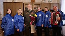 Волонтеры Победы поздравили нижегородских ветеранов с Днём Героев Отечества
