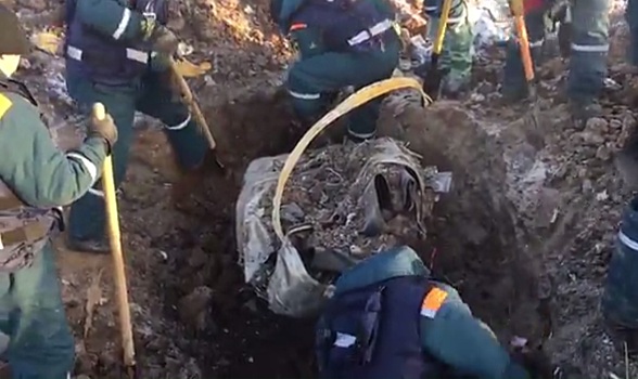 Спасатели выкапывают обломок Ан-148 из воронки