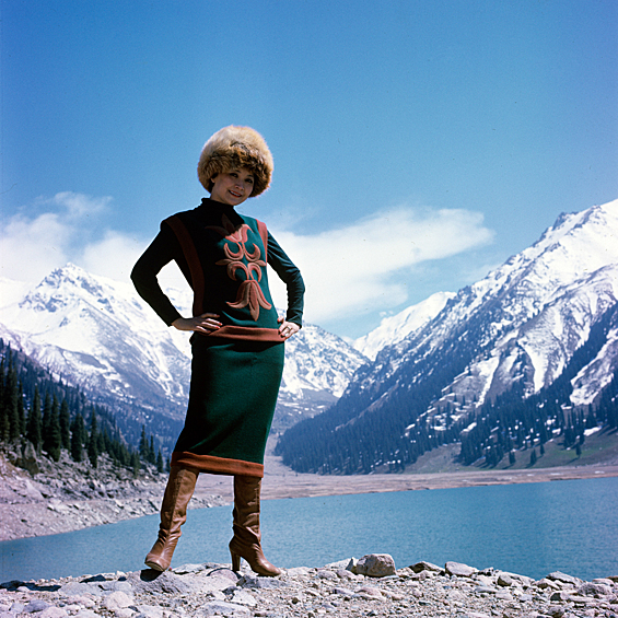 Манекенщица из города Алма-Ата на фоне Большого Алма-Атинского озера, 1978 год