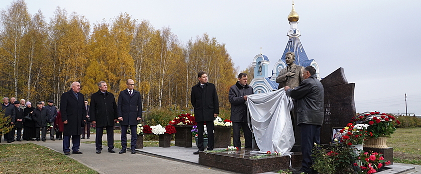 Памятник установили на могиле первого президента Удмуртии в Ижевске