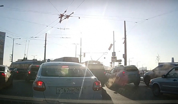 Самарец заснял на видео, как троллейбус сбил "рогом" светофор
