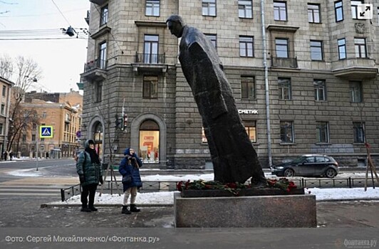 Блок в виде падающей Пизанской башни