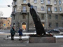 Блок в виде падающей Пизанской башни