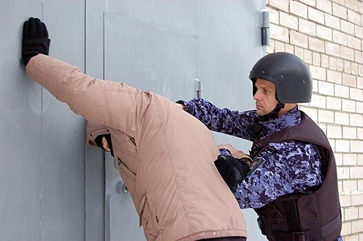          В Кирове пьяный водитель «Ниссана» таранил дорожные бордюры и выезжал на полосу встречного движения       