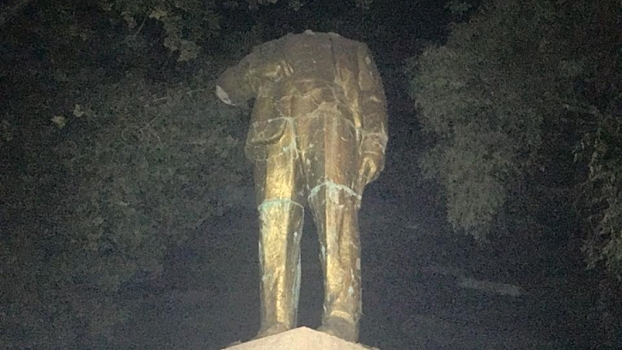 На Украине вандалы разрушили последний памятник Ленину