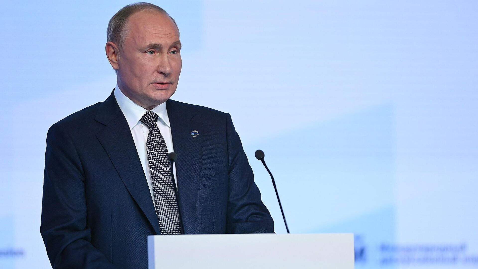 Путин объяснил ухудшение на мировом энергетическом рынке давлением на Газпром