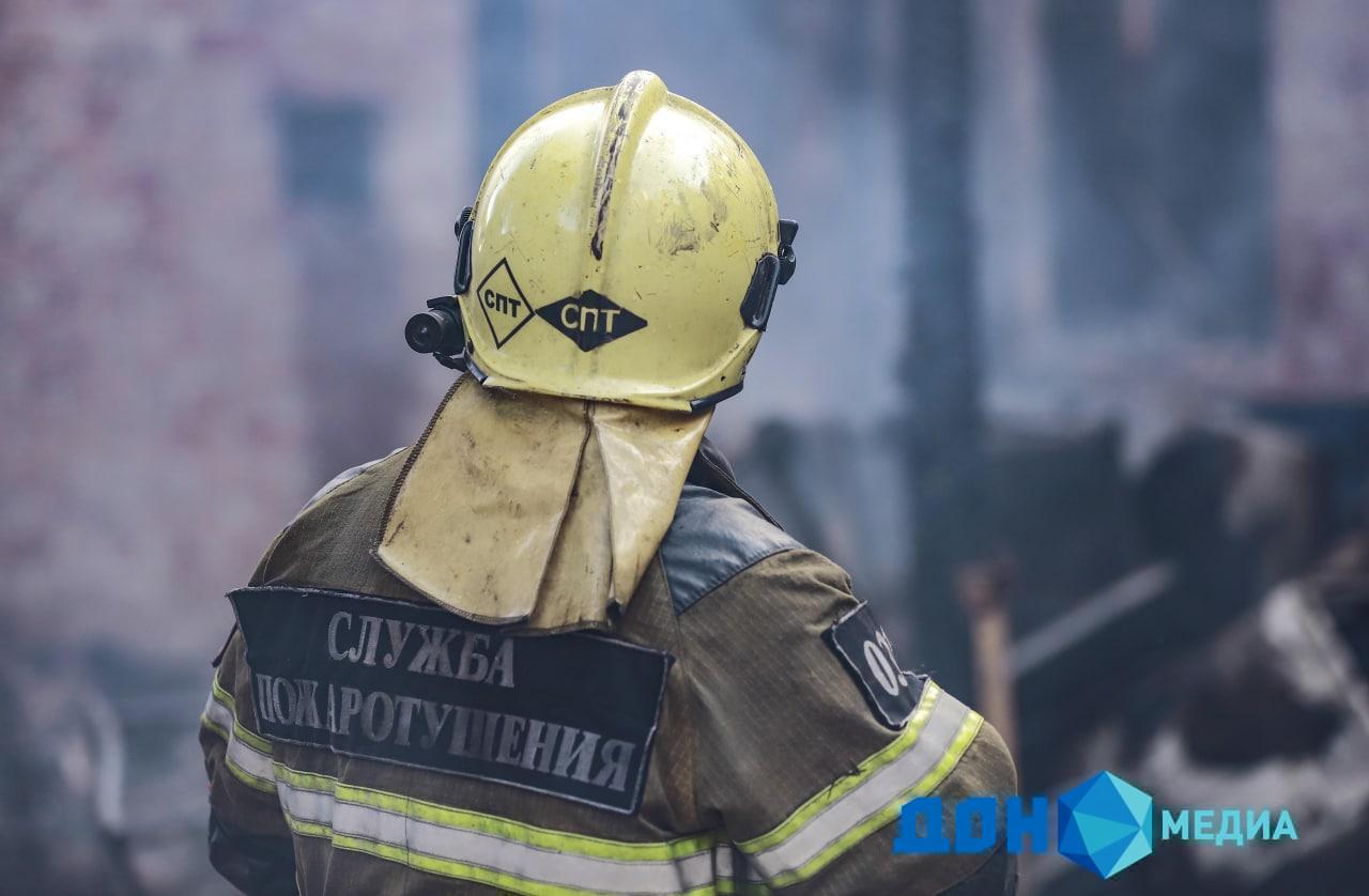 Заброшенное здание тушили ночью в Новочеркасске