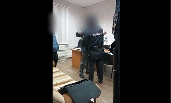 Итоги недели: задержание замначальника полиции за взятку, череда преступлений в отношении детей и эпидемия ОРВИ