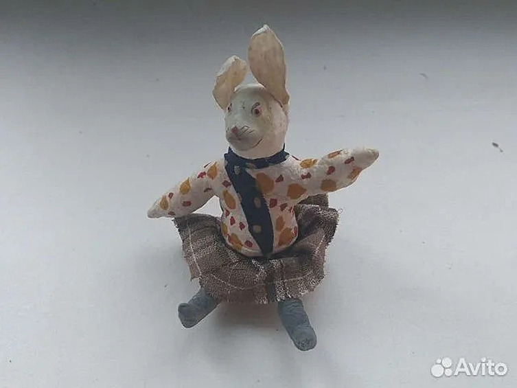 Этого скромного зайку из ваты продавец оценил в 22.000 рублей