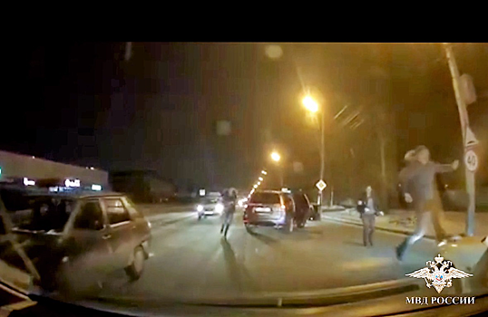 Иркутский полицейский проехал три километра на крыше машины барсеточников