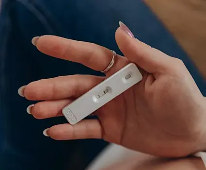 «Две полоски»: почему тесты на беременность так часто врут