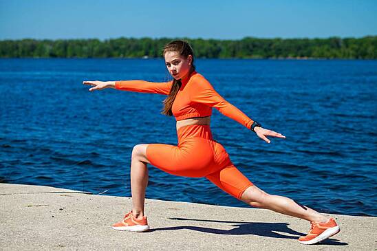 Фитнес-модель назвала лучшие упражнения для стройных ног