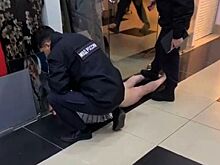 В Тобольске полуголый мужчина разбил топором окна и был задержан