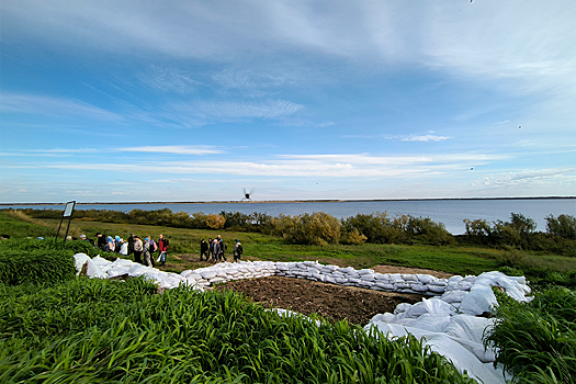 Сотни людей ежегодно ищут несуществующий город на озере Городецком
