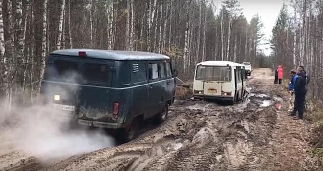 В Кировской области рейсовые автобусы тонут в грязи: «Пазик» пришлось вытаскивать с помощью УАЗа