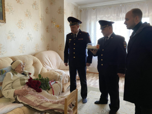 В Югре сотрудники полиции и члены Общественного совета поздравили ветерана Великой Отечественной войны с наступающим праздником