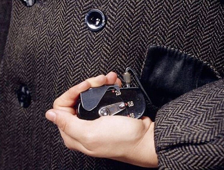 Эта скрытая камера, собранная КГБ где-то в 1970, носила кодовое имя «Аякс». Линза была вставлена в одну из пуговиц двубортного пиджака. Чтобы сделать снимок, агент должен был нажать кнопку на специальном устройстве, спрятанном в кармане. 