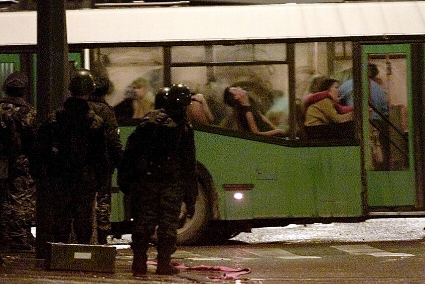 Автобус с освобожденными заложниками у Театрального центра на Дубровке в Москве, 26 октября 2002 года