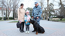 В Севастополе полицейские кинологи вместе с Общественным советом при УМВД присоединились к ежегодной Всероссийской акции «8 Марта – В каждый Дом»