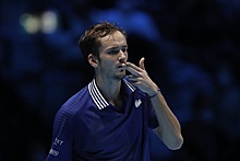 Медведев выиграл третий матч подряд на Итоговом турнире ATP