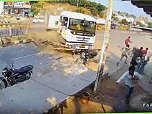 Индийские путники чудом не угодили под колёса большегруза