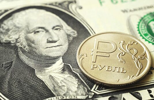 Рубль падает из-за спроса на валюту