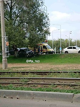 В Самаре "Ниссан" вылетел на газон после столкновения с внедорожником