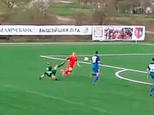 Футбольный вратарь сбил соперника с ног приемом кунг-фу: видео
