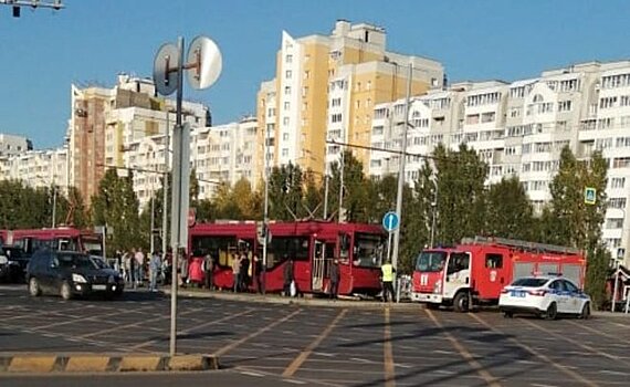 В Казани у ТЦ "Южный" встали трамваи