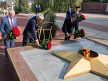 Владимир Колокольцев возложил венок и цветы к Вечному огню мемориального комплекса «Завокзальный» города Сочи