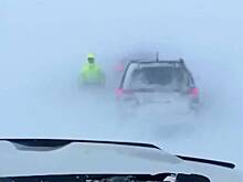 Десятки машин застряли в буран посреди арктической тундры. Как спасают россиян после ночи в снежном плену Териберки?