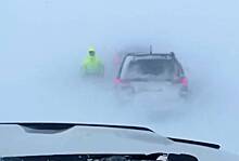 Десятки машин застряли в буран посреди арктической тундры. Как спасают россиян после ночи в снежном плену Териберки?