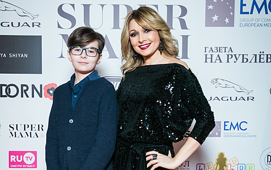Премия «Super мамы года»: Смехова и Агурбаш показали подросших сыновей, а Юрьева нарядилась с дочкой в едином стиле