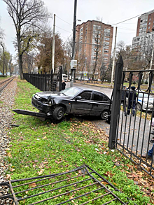 В Ростове легковушка проломила забор после аварии с пассажирским автобусом № 54