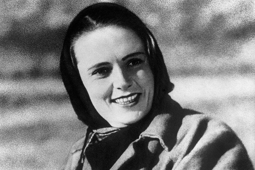 Анка-пулеметчица (актриса Варвара Мясникова). Ленинградская актриса Варвара Мясникова снималась в кино с 1927 года — первой картиной с ее участием стал немой фильм «Парижский сапожник». На съемках «Чапаева» у нее завязался роман с одним из режиссеров, Сергеем Васильевым. По окончании работы над картиной они поженились, у пары родилась дочь Варвара. В 1947 году, однако, супруги развелись, и Мясникова больше никогда не вышла замуж.  Анка-пулеметчица стала не единственной звездной ролью Мясниковой — многие знают ее по образу Феи-крестной в «Золушке» 1947 года (в фильме сыграли также Янина Жеймо, Эраст Гарин и Фаина Раневская). Последний фильм в биографии Варвары Мясниковой — картина «Му-му» по рассказу Тургенева, вышедшая в 1959-м. В том же году актриса оставила работу в Театре-студии киноактера, где прослужила 10 лет. Скончалась Варвара Мясникова в 1978 году.