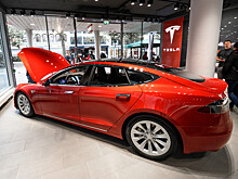 KATU: неизвестные в Орегоне расстреляли окна автосалона Tesla и разбили их